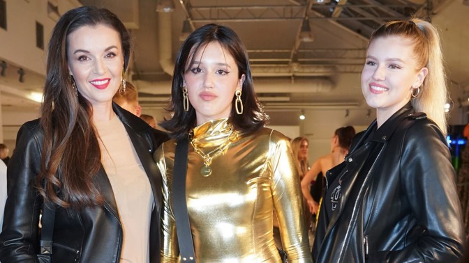 Módní přehlídka Debbie Brown: Mladší dcera Ivy Kubelkové zářila na mole. Který slavný fešák vynesl flitry?