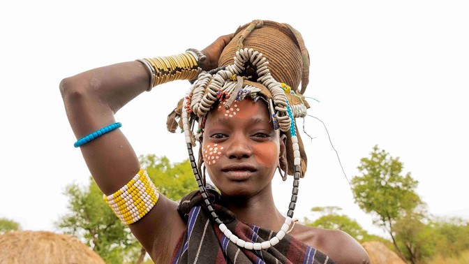 Jak přilákat ženicha: Dívky z kmene Mursiů si v pubertě znetvoří obličej, nejdřív přijdou o zuby