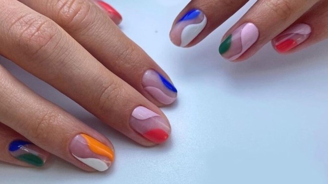 Trendy nehty pro jaro 2022: Do módy se vrací francouzská manikúra, zazáříte ale i s nude odstíny