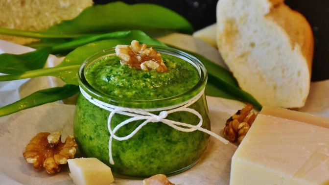 Medvědí česnek: Připravte si svěží pesto, ochucené máslo nebo pikantní polévku