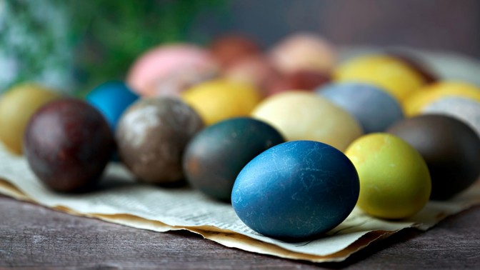 Jak nejlépe barvit velikonoční vajíčka: Zkuste kurkumu, šťávu z červené řepy nebo borůvky