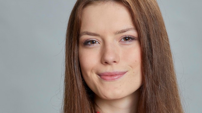 Sára Korbelová (19) ze seriálu Ulice: Ukázala nám fotky Dany Zátopkové a svého dědečka. Byl to slavný kaskadér