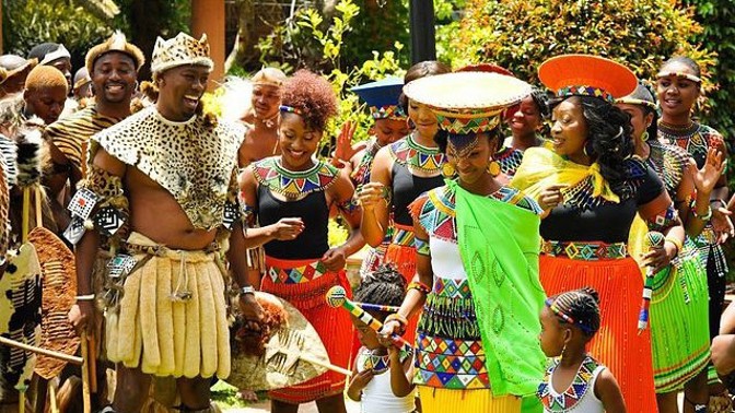 Svatební noci v Africe: Sdílení manželského lože se zkušenými páry i test náruživou tetou