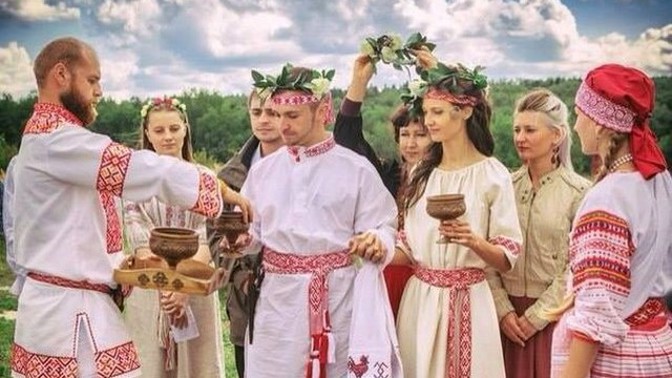 Ruské svatební tradice: Střelba, vodka a tisíce hostů vyjídajících rodinu nevěsty i ženicha