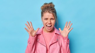 Jana (23): Kolegyně mi radily, jak zapůsobit na šéfa. Zkusila jsem to na vánočním večírku a byl z toho akorát trapas