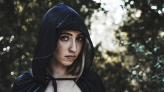 Julie (19): V noci jsem ukradla svíčku z dětského hrobu. Velmi rychle jsem zjistila, jaká to byla chyba