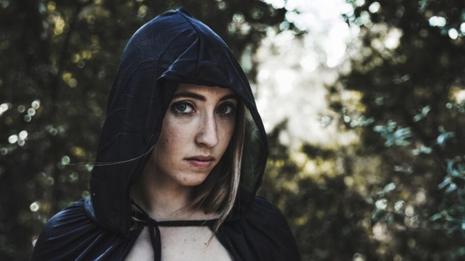 Julie (19): V noci jsem ukradla svíčku z dětského hrobu. Velmi rychle jsem zjistila, jaká to byla chyba