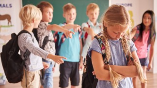 PORADNA: Dítě trpí šikanou kvůli introvertní povaze. Jak pomůže kyblík lásky, vysvětluje koučka Mobagi
