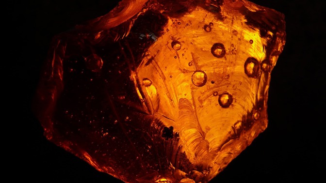 Drahé kameny podle znamení - Panna: Jantar probouzí chuť k životu, achát aktivuje energie