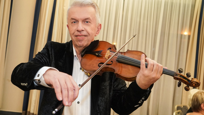 Houslista Jaroslav Svěcený miluje módu: Hledám inspiraci u žen a rád jim kupuji šaty