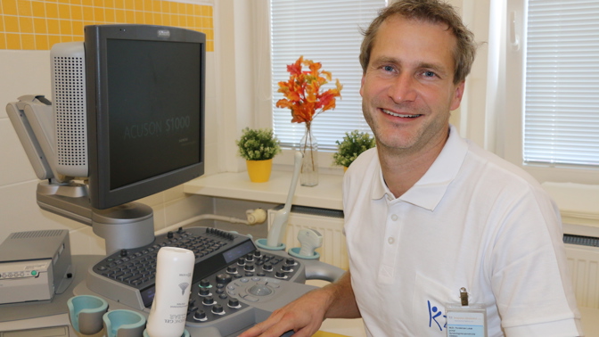 Porod před 40 lety a dnes: Gynekolog vysvětluje, proč mateřství neodkládat a vyvarovat se domácích porodů