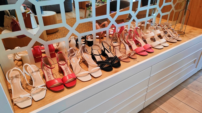 Hit léta 2022: Sandálky na klínku či podpatku opticky prodlouží nohy a lze je kombinovat prakticky s čímkoliv