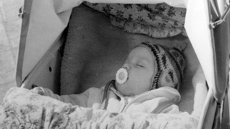 Porod před 40 lety: Mámy ukazovaly miminka svým blízkým z okna porodnice, vzpomíná gynekolog Pondělíček