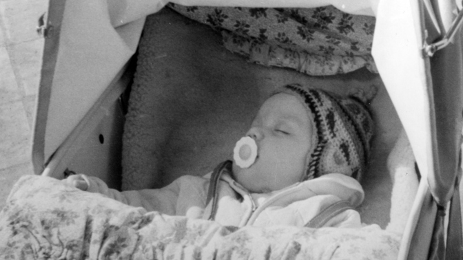 Porod před 40 lety: Mámy ukazovaly miminka svým blízkým z okna porodnice, vzpomíná gynekolog Pondělíček