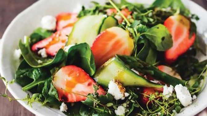 Jarní lokální salát s jahodami a chřestem: To nejlepší, co do sebe můžete dostat