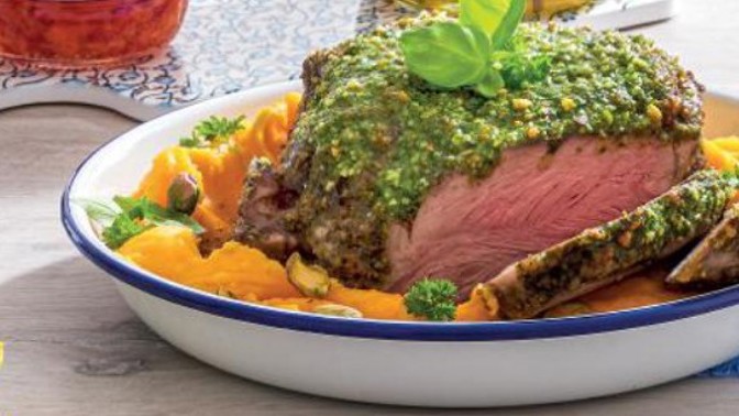 Jehněčí kýta s pistáciovým pestem: Skvělá pečínka nejen na neděli