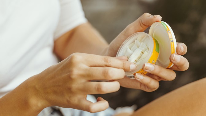 Do boje s kouřením vyráží nikotinová alternativa s kávovou příchutí. VELO Creamy Coffee je tady!