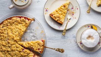 Rebarbora: Připravte si koláč s drobenkou, báječný je i recept s pečenou kachnou
