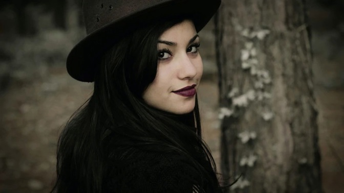 Dáša (19): Prababička umřela dřív, než jsme se stihly poznat. Vrtalo mi to hlavou, a tak jsem uspořádala seanci