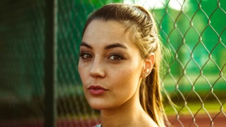 Bětka (25): Mamka se roky starala o stařičkého souseda. V den své smrti se s námi přišel rozloučit