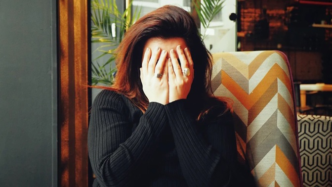 Regina (43): Jsem vyléčená alkoholička. Přítel o tom neví, a tak mě na oslavě donutil dát si skleničku