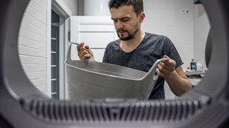 Richard (36): Věděl jsem, že manželka nerada uklízí. Teď už ale zašla příliš daleko