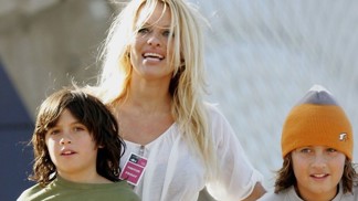 Jak žijí synové Pamely Anderson: Brandon napadl otce, oba úspěšně působí v modelingu