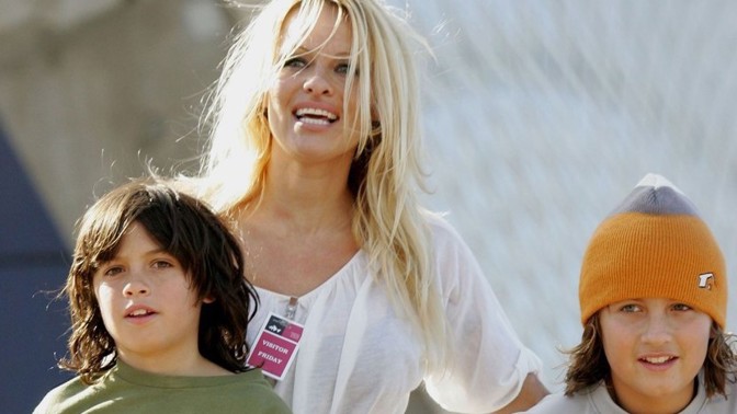 Jak žijí synové Pamely Anderson: Brandon napadl otce, oba úspěšně působí v modelingu