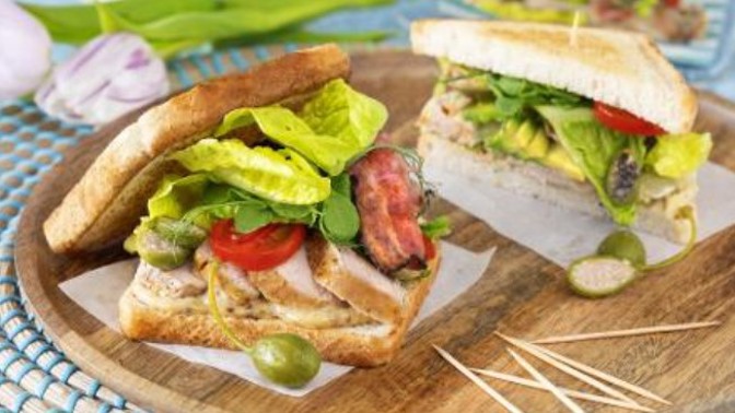 Bohatý kuřecí sendvič s římským salátem a slaninou: Kombinace chutí, která vám rozzáří pracovní den