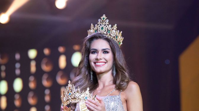 Karolína Kokešová konečně předala svou korunku. Kdo je nová Miss Global?