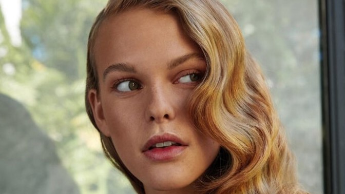 Jak vytvořit účes, který vydrží celý den? Které produkty pomáhají s objemem a jak vlasy nezatížit?