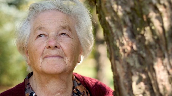 Irena (68): Roubenka v lesích změnila mou sestru k nepoznání. Bojím se, co ještě přijde