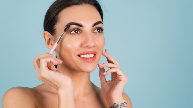 Řasenky a gely na obočí: Dodají vám šmrnc a působí přirozeně. Jaký odstín ideálně zvolit?