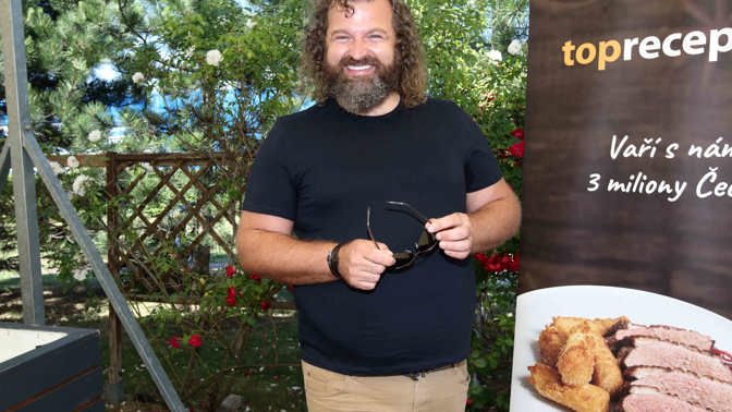 Josef Maršálek pokřtil unikátní kuchařku: Neuvěříte, co jeho tchyně přidává do jihočeské cmundy