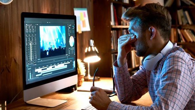 Hodiny času strávené za počítačem se podepisují na zraku IT techniků. Do konce července si proto mohou nechat své oči zdarma vyšetřit v síti očních optik FOKUS