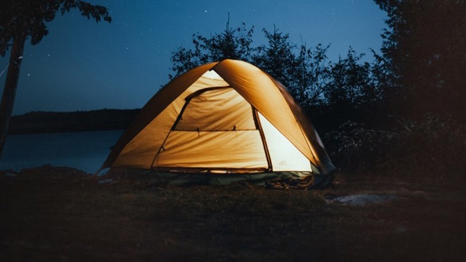 Stále uvažujete, zda v létě vyzkoušet kemp? Poradíme vám, jak vybrat ty nejlepší na poslední chvíli!