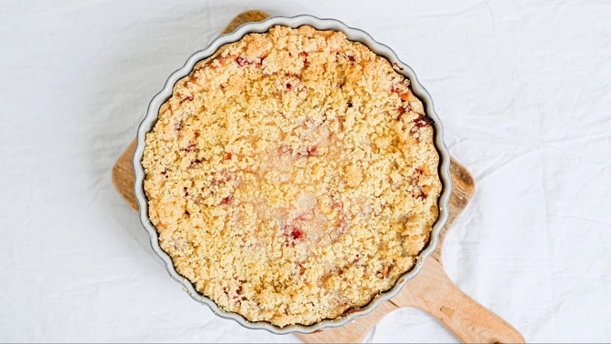 Křehký tvarohový koláč s jahodami: Svěží dobrota s máslovým těstem a drobenkou