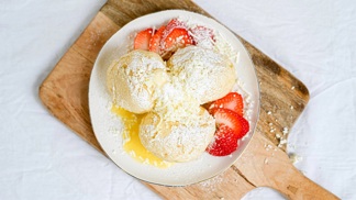 Kynuté jahodové knedlíky: Recept na nadýchané ovocné potěšení s tvarohem a máslem