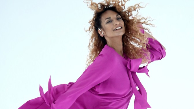 Lejla Abbasová prozradila, jak pečuje o své přirozeně kudrnaté vlasy: Na froté ručník zapomeňte