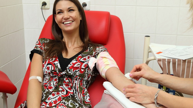 Světový den dárců krve: Které známé české osobnosti krev darují a proč byste měli také?