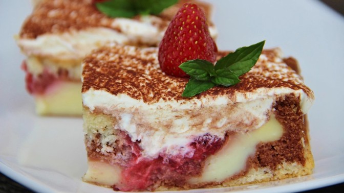 Propadlá pudinková buchta s jahodami: Hraje mnoha barvami a báječně chutná