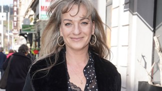Barvení je opruz, říká herečka Sandra Pogodová, která rozšířila řady celebrit s přiznanými šedinami