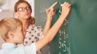 28 nejvtipnějších poznámek ze školy, jež poslali naši čtenáři: Řve jako pavián při páření a snědla pomůcku na VV