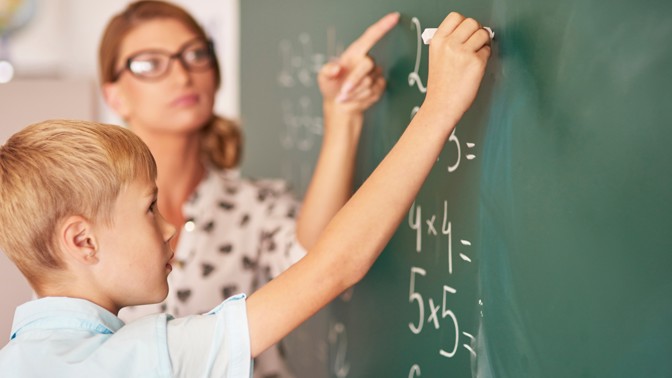 28 nejvtipnějších poznámek ze školy, jež poslali naši čtenáři: Řve jako pavián při páření a snědla pomůcku na VV