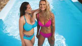 Bikiny na léto 2022 pro všechny typy postav: Nosit se budou volány, tankiny a blyštivé modely