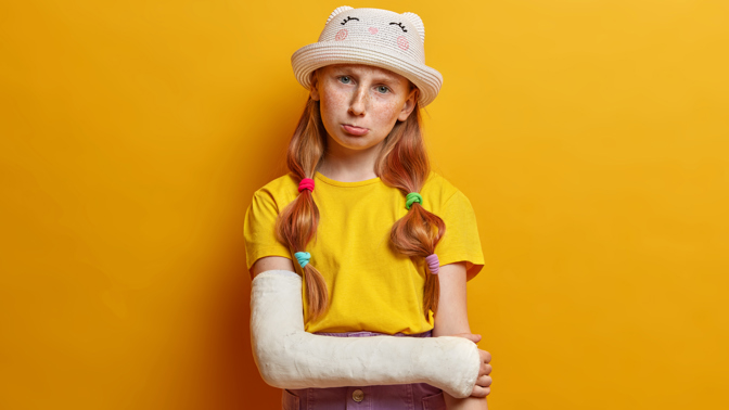 Rady záchranářky: Jak postupovat, když má dítě podezření na zlomeninu?