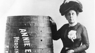 Nezničitelná šedesátnice: Annie měla nízký důchod, a tak sjela Niagarské vodopády v sudu
