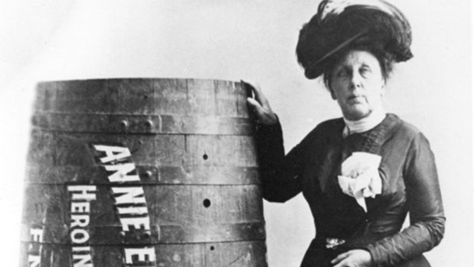 Odvážná důchodkyně: Šedesátnice Annie sjela Niagarské vodopády v sudu