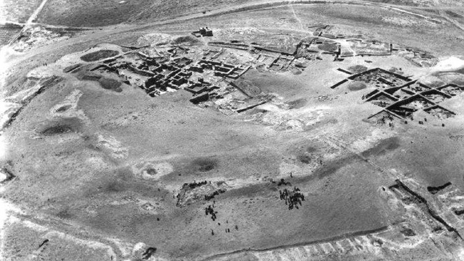 Záhada objímajících se koster: Milenci z Hasanlu zemřeli před 2 800 lety, jak se dostali do hliněné nádoby?