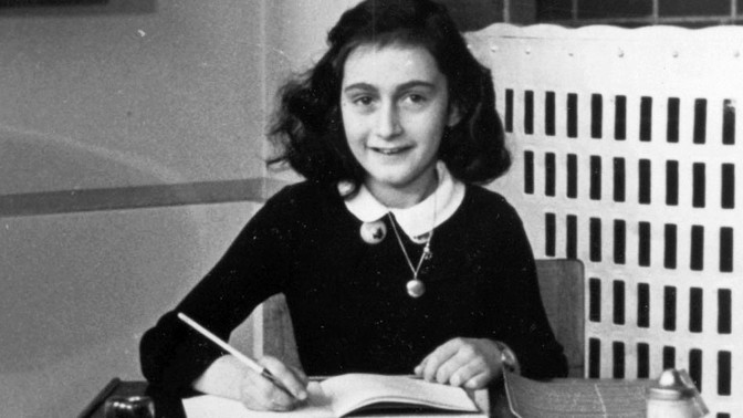 Poslední řádky Anne Frankové: Toužila být sama sebou, místo toho ji čekala Osvětim